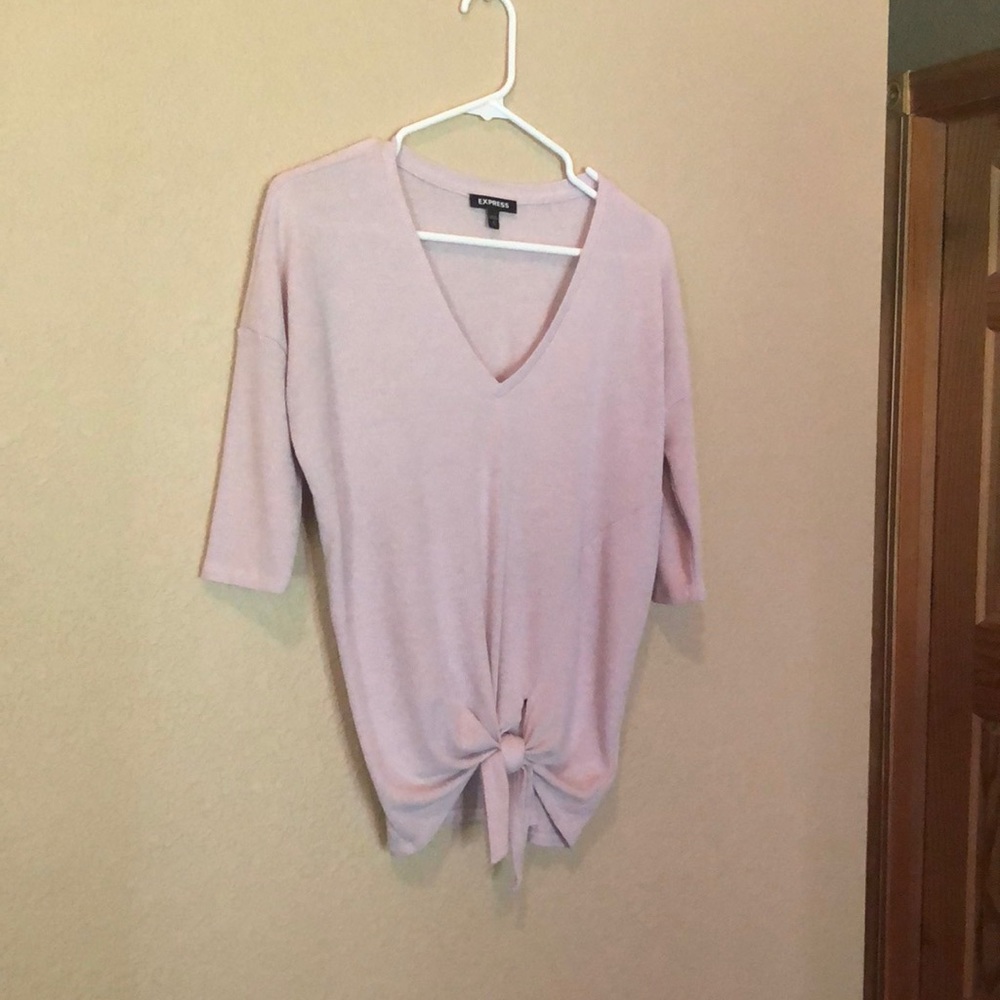 Express v-neck T  lightly corrugated